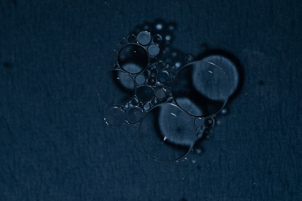 Underexposed version of the final picture, on which we still see the structure of the bubbles and the shadows, but the image is much darker and the blue far less vibrant.