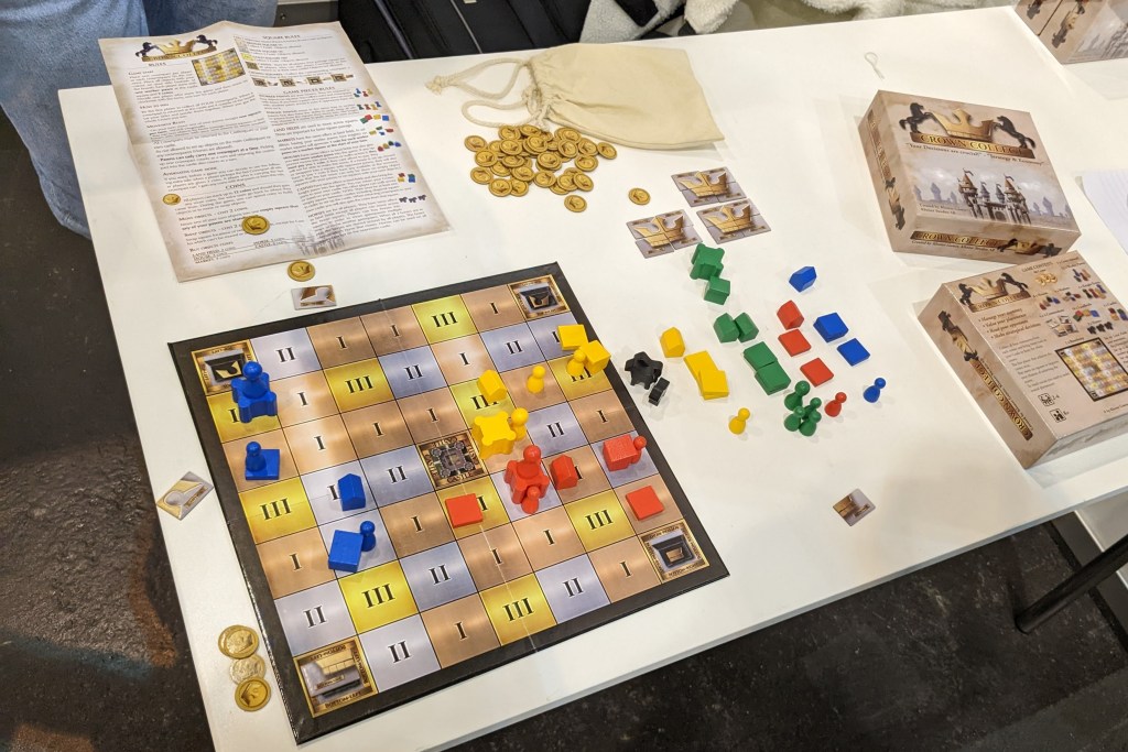Crown Collect: a square board with I/II/III numbers and some colored pawns.