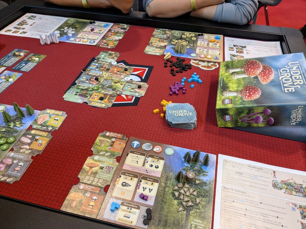 Undergrove: player mats with trees, cubes and seedling tokens, as well as mushroom tiles; central board with mushroom tiles and cubes