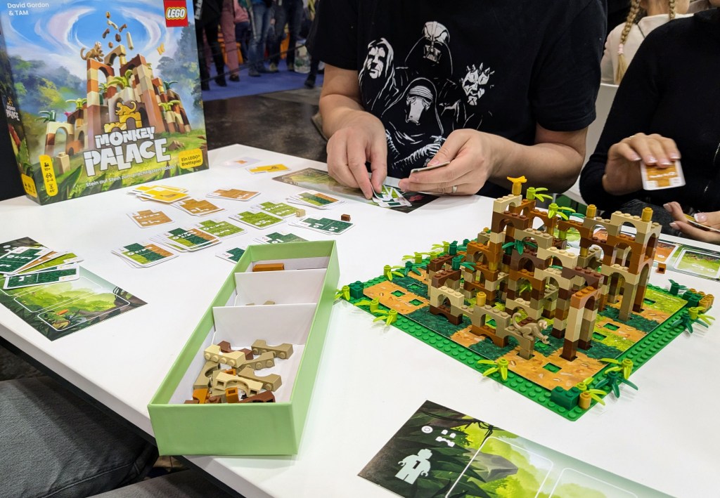 Monkey Palace: a Lego structure made of arches, pillars and leaves; player mats and cards.